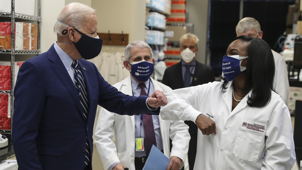 Joe Biden colpisce con il gomito un immunologo