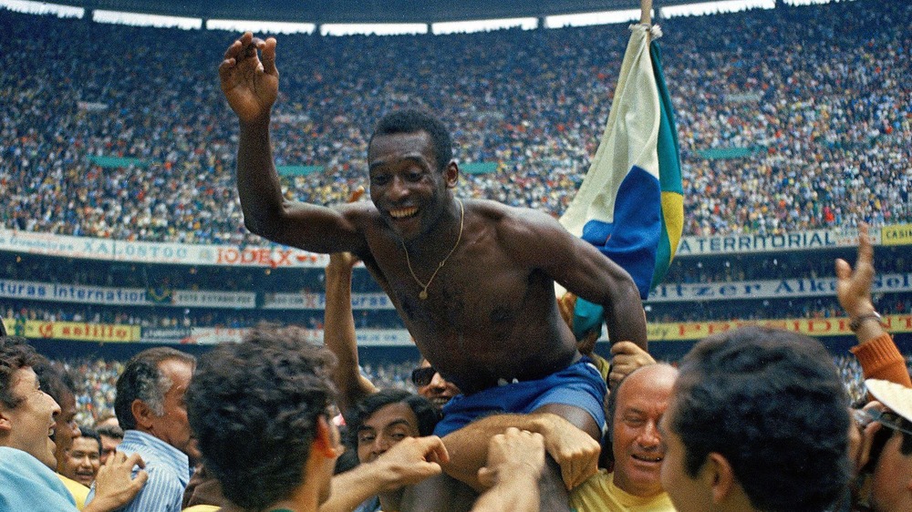 Pelé celebra la vittoria della Coppa del Mondo del Brasile nel 1970