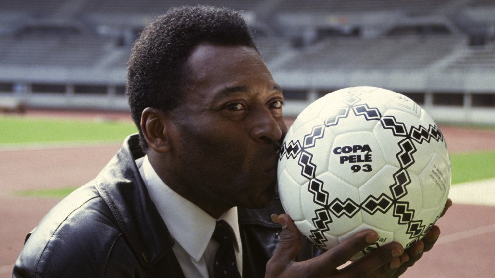 Pelé bacia un pallone da calcio nel 1993