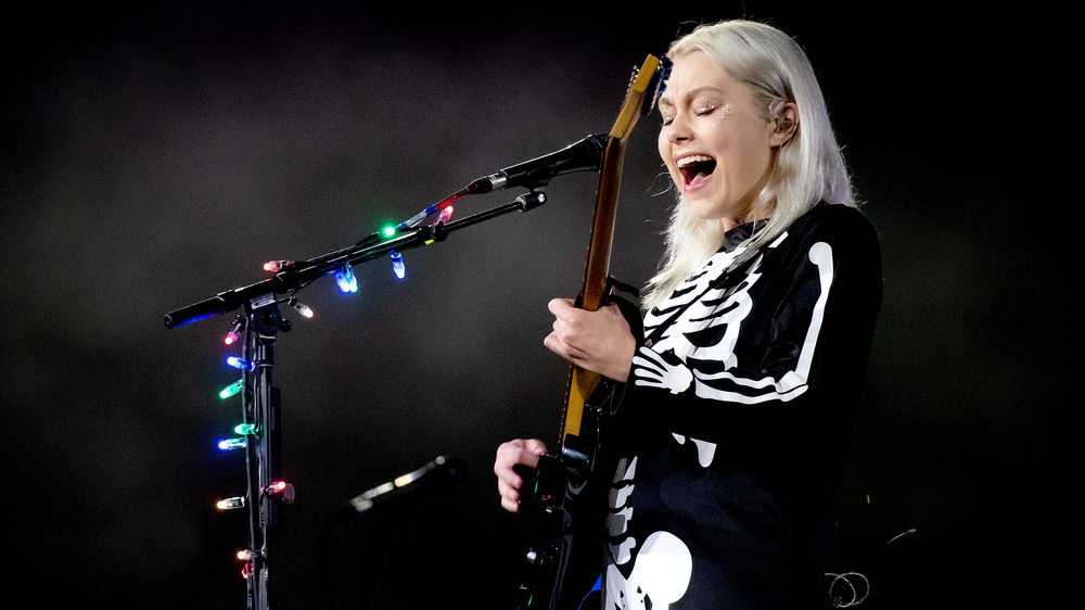 Phoebe Bridgers si esibisce