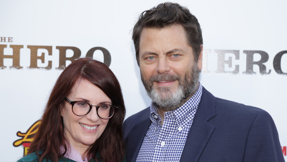 Nick Offerman e Megan Mullally sorridono 