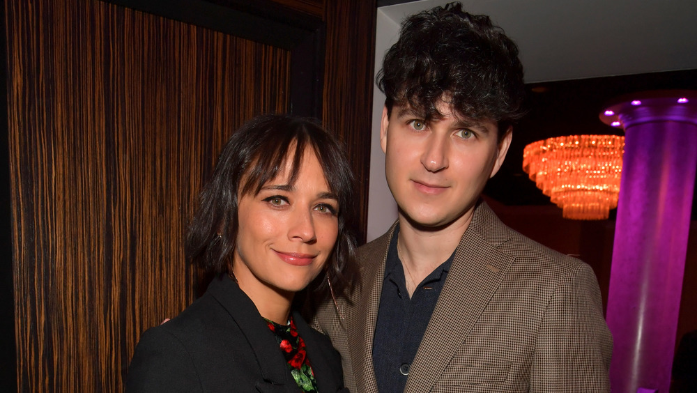 Rashida Jones ed Ezra Koenig stanno vicini 