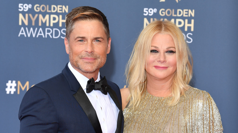 Rob Lowe e Sheryl Berkoff sorridono