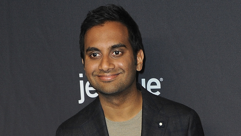 Aziz Ansari sorride 