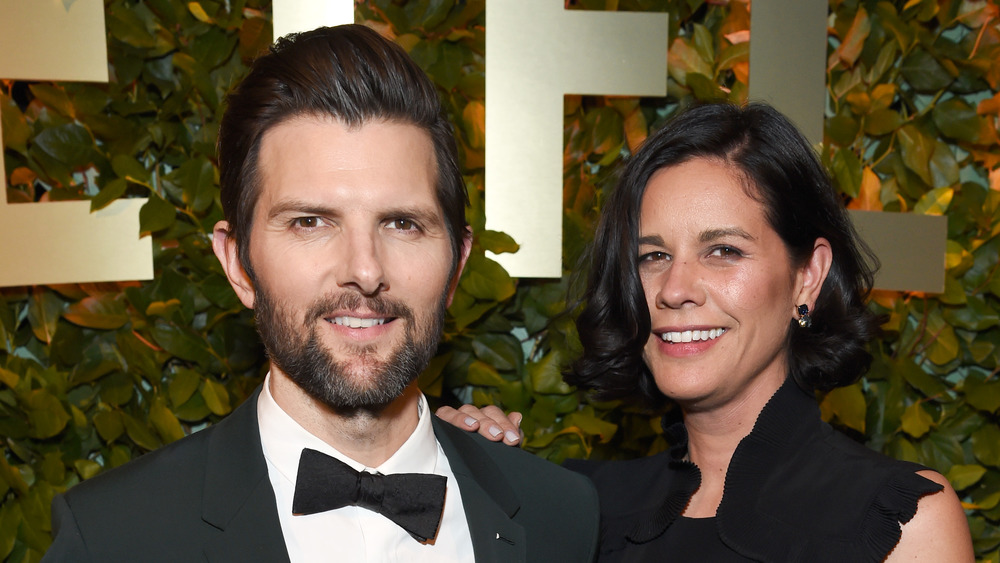 Adam Scott e Naomi Scott sorridono 