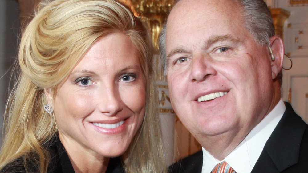 Kathryn Adams Limbaugh sorride accanto al marito Rush Limbaugh a un evento