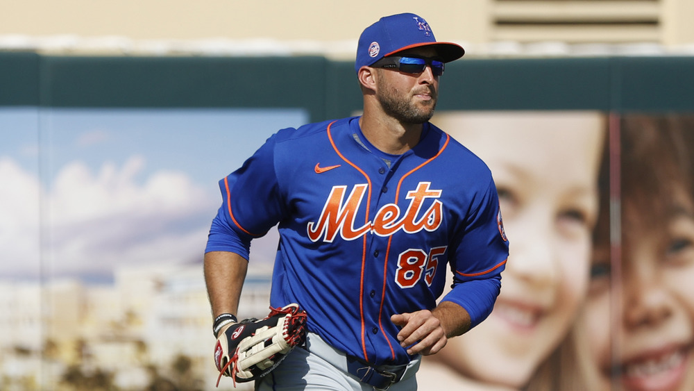 TimTebow gioca in difesa nel campo sinistro