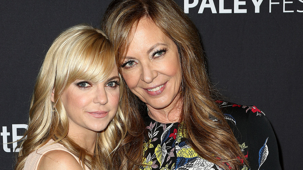 Allison Janney e Anna Faris posano insieme a un evento 