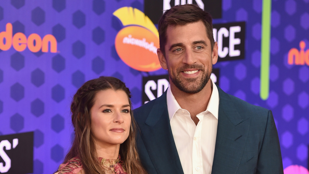 Danica Patrick e Aaron Rodgers sorridono all'evento sportivo di Nickelodeon Kids 'Choice