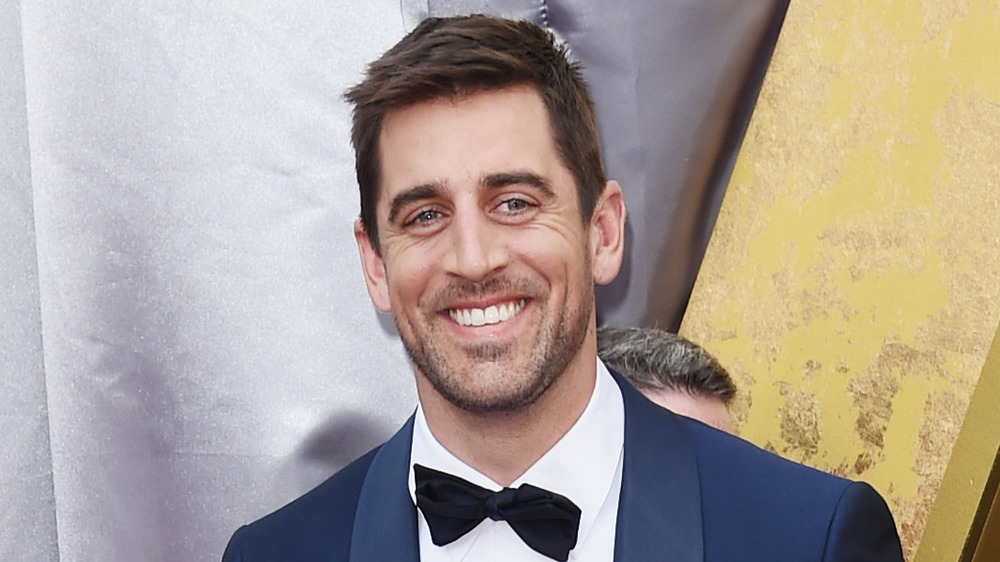 Aaron Rodgers che sorride agli ottantottesimi premi dell'Accademia annuali