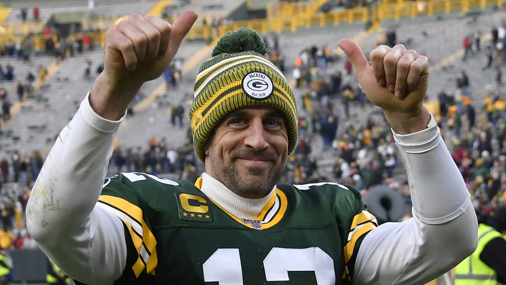 Aaron Rodgers sorride e dà i pollici in su