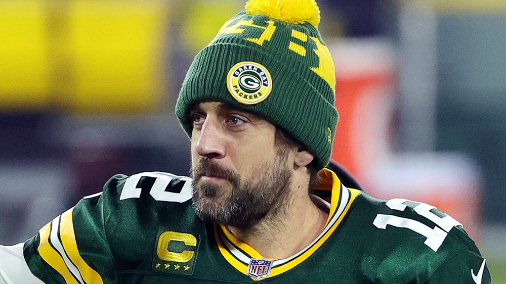 Aaron Rodgers sorridente sul campo