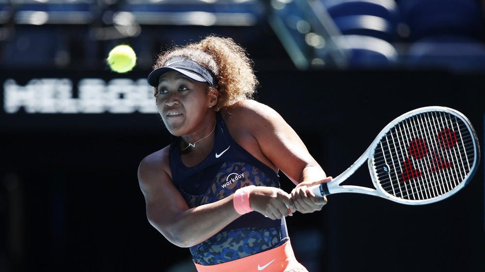 Naomi Osaka gioca a tennis