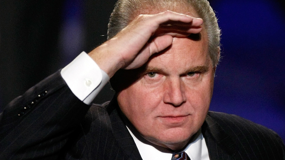 Rush Limbaugh bloccando la luce dalla vista