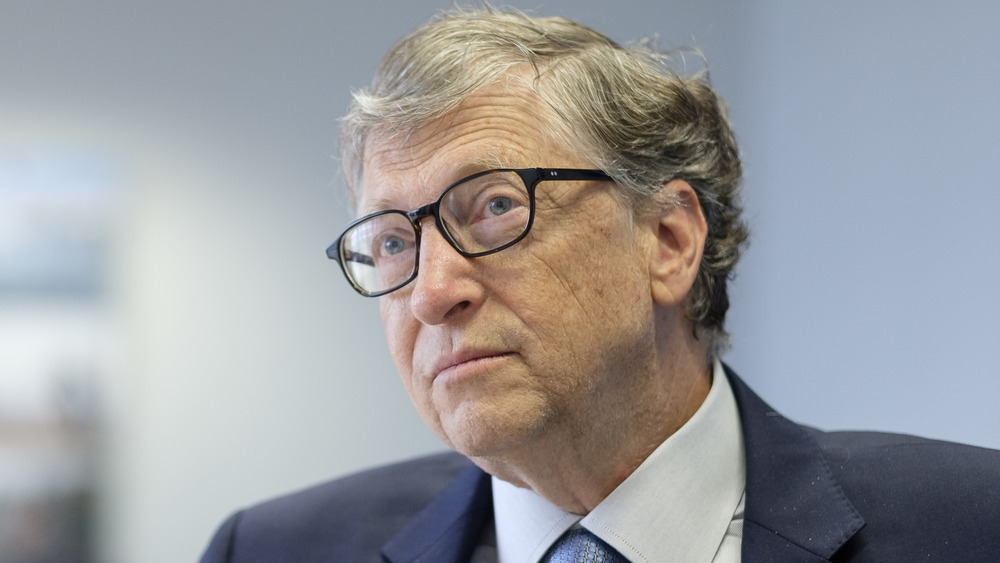 Bill Gates sembra serio durante un'intervista