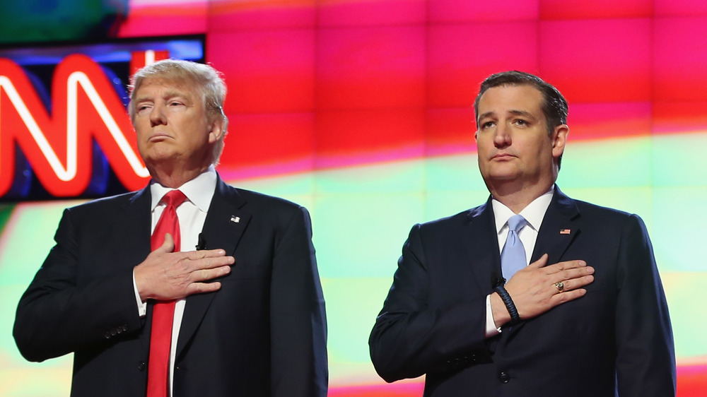 I candidati alla presidenza repubblicana del 2016 Donald Trump e il senatore Ted Cruz (R-TX), ascoltano l'inno nazionale prima dell'inizio del dibattito sulla CNN.