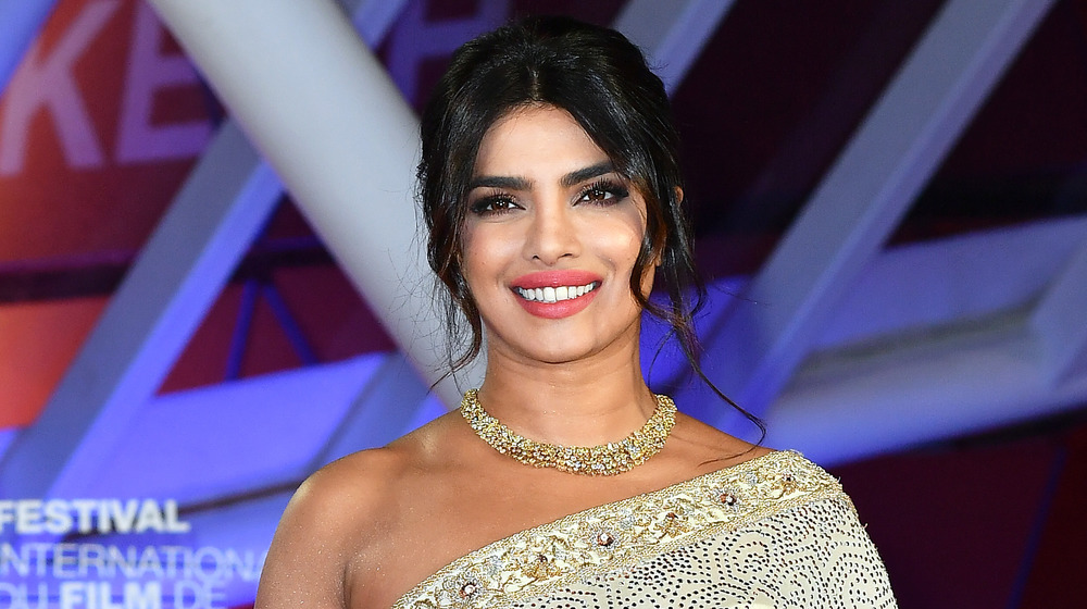 Priyanka Chopra sorride in un abito ispirato ai sari