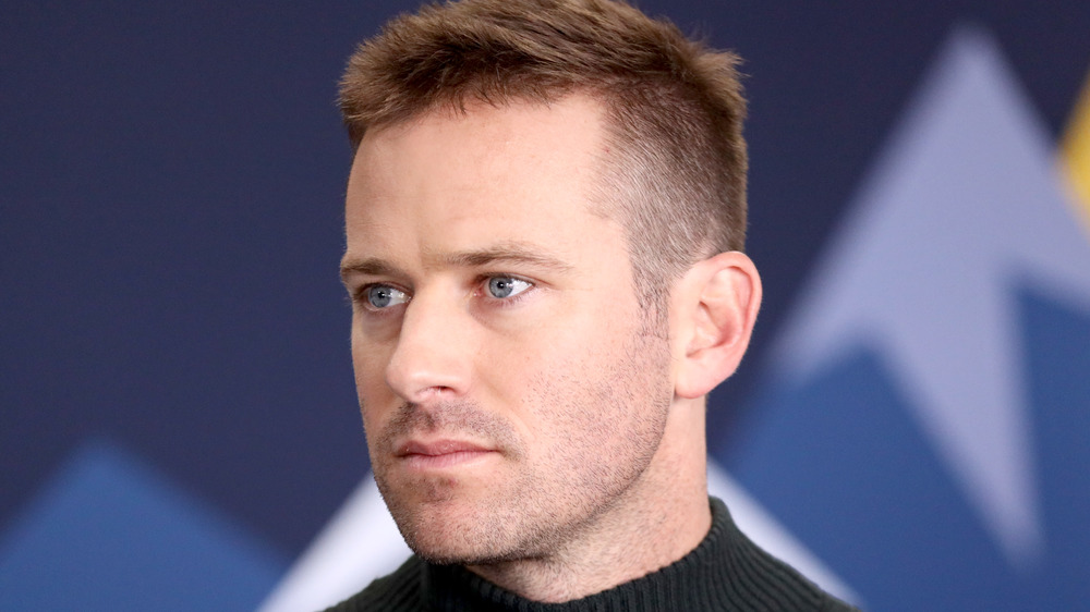 Armie Hammer guarda di traverso