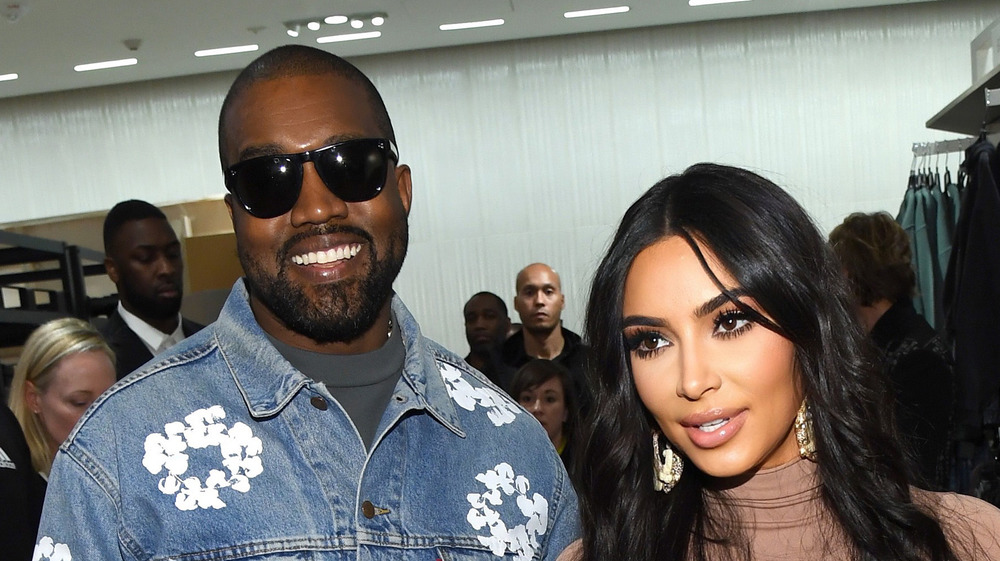 Kim Kardashian e Kanye West sorridono