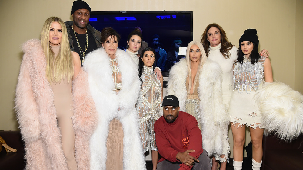 Kanye West con i Kardashian a un evento Yeezy