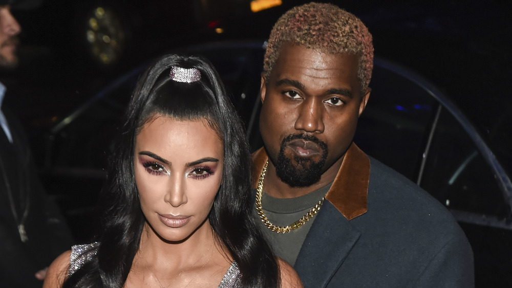 Kim Kardashian e Kanye West posano a un evento 