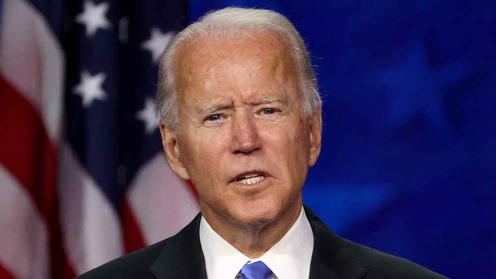 Joe Biden sembra animato mentre parla a una conferenza