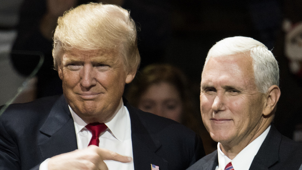 Cravatte rosse di Donald Trump e Mike Pence