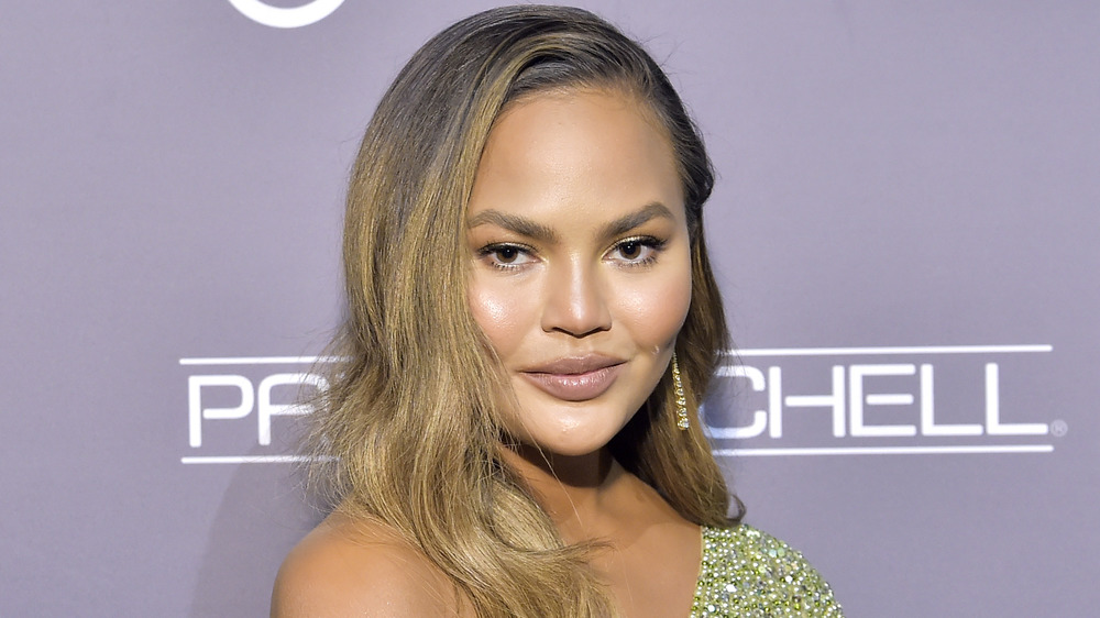 Chrissy Teigen in posa