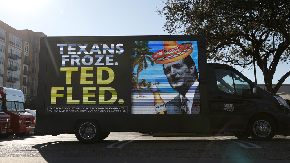 Un camion con un messaggio e un'immagine che deride Ted Cruz dopo aver lasciato il Texas in mezzo alle tempeste invernali