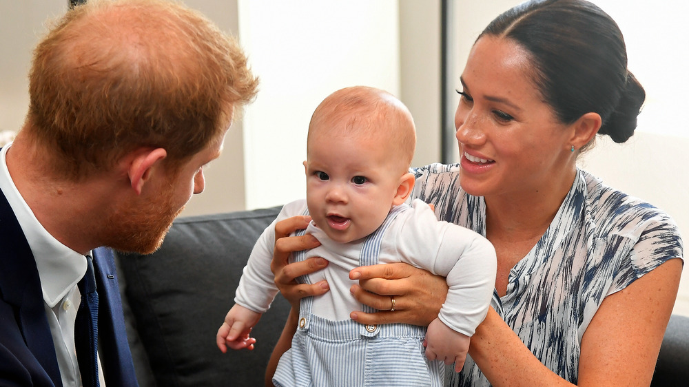 Il principe Harry e Meghan Markle giocano con il piccolo Archie