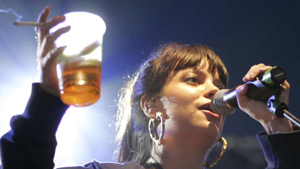 Lily Allen canta con birra e sigaretta in mano