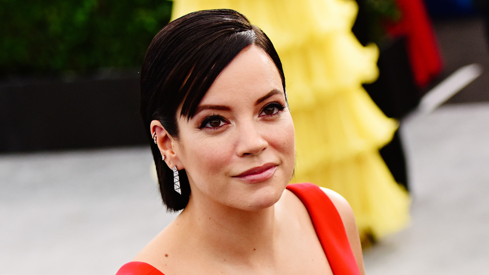 Lily Allen in abito rosso