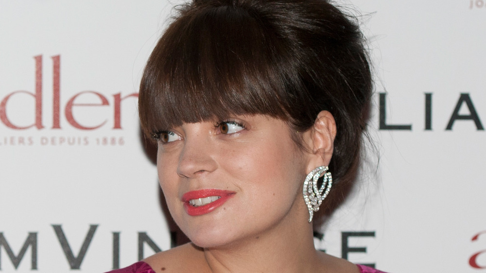 Lily Allen guarda fuori dalla telecamera