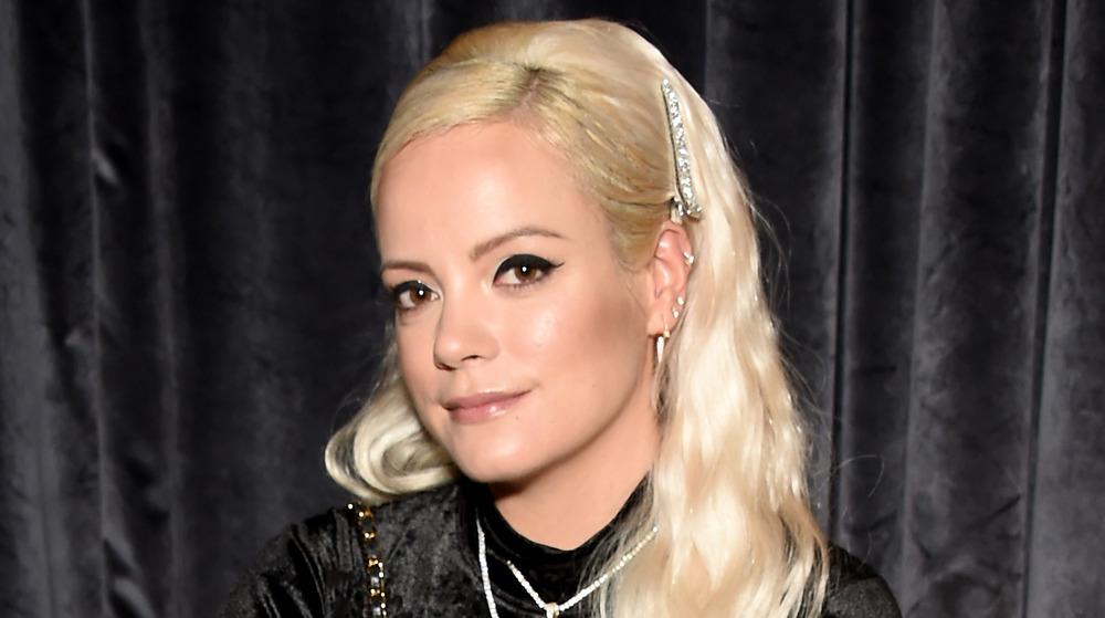 Lily Allen con i capelli biondi