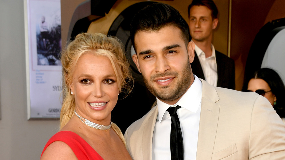 Britney Spears e Sam Asghari sorridono