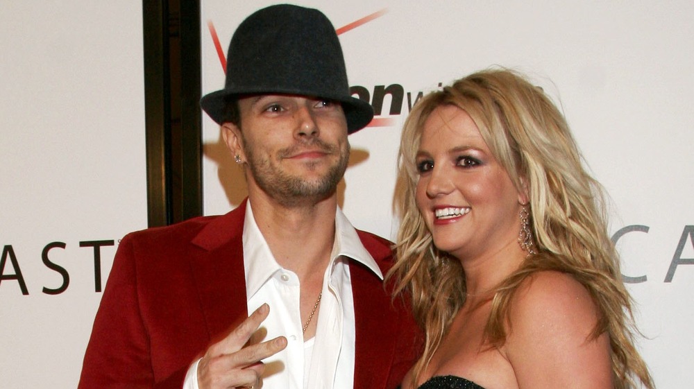 Kevin Federline e Britney Spears posano su un tappeto rosso