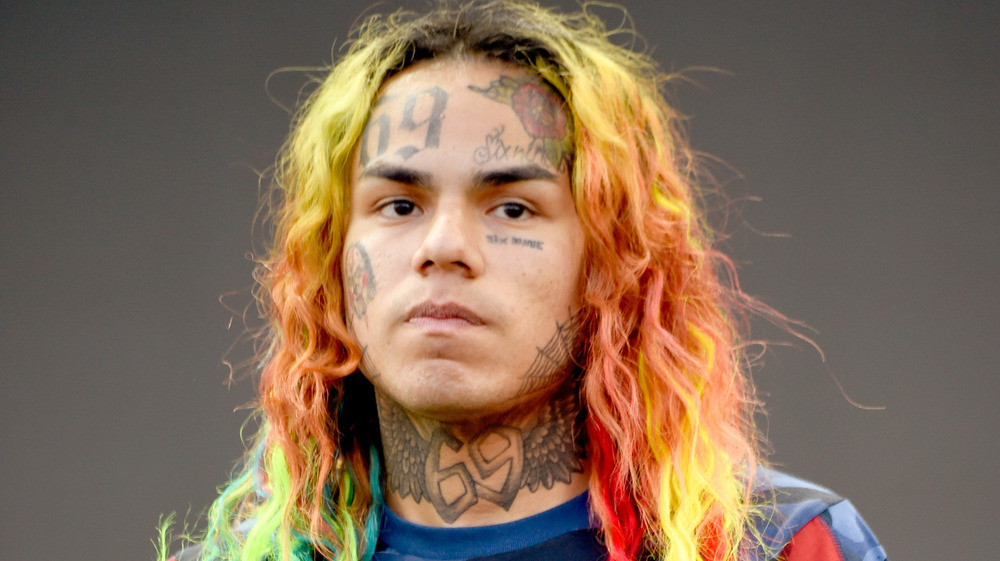 Tekashi 6ix9ine si esibisce