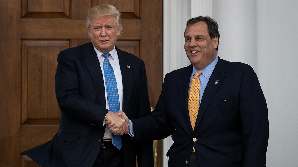 Donald Trump e Chris Christie si stringono la mano