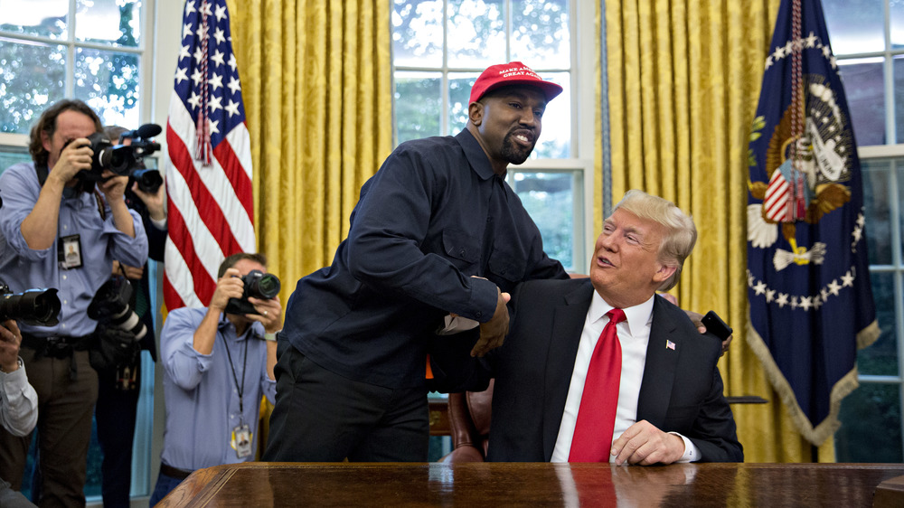 Kanye West posa con Donald Trump