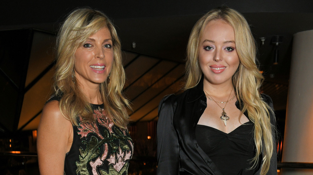 Marla Maples e Tiffany Trump sorridono