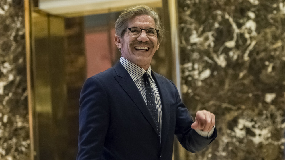 Geraldo Rivera cammina nella hall della Trump Tower