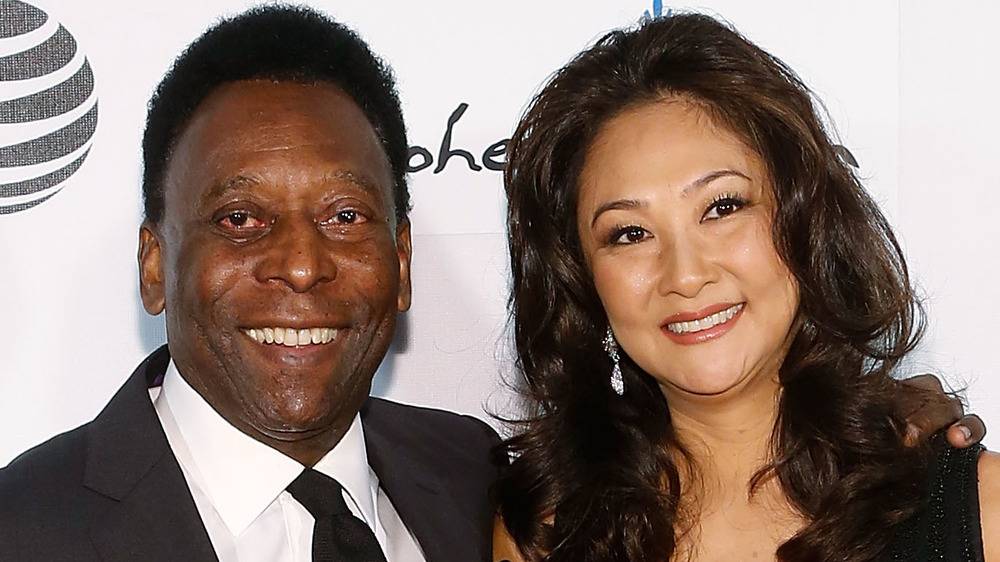 Pelé e Marcia Aoki sorridono