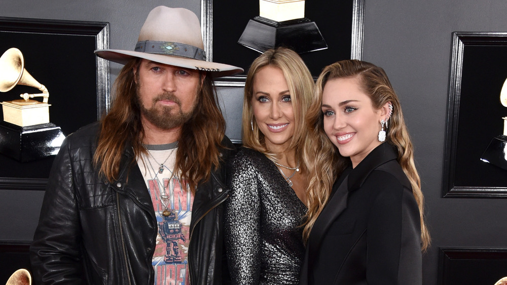 Miley Cyrus sorride con Billy Ray Cyrus e Tish Cyrus