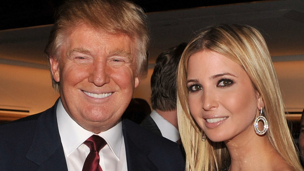 Donald Trump e Ivanka Trump sorridono