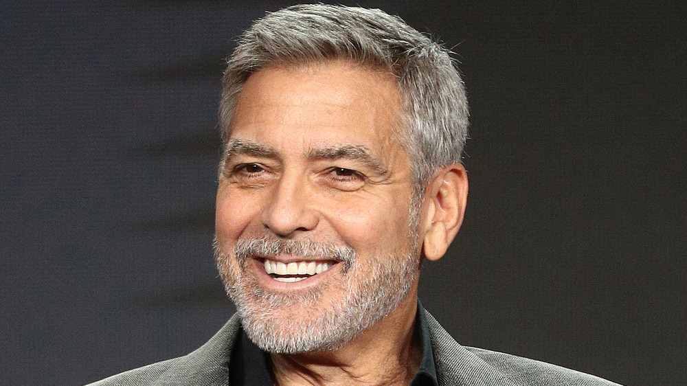 George Clooney sorride