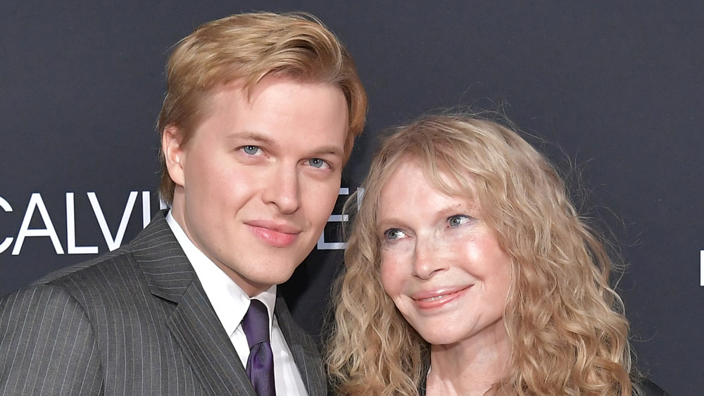 Ronan Farrow posa con mamma Mia Farrow