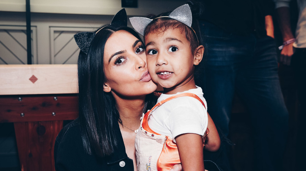 Kim Kardashian bacia la figlia North West