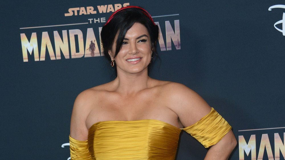 Gina Carano posa per le foto sul tappeto rosso