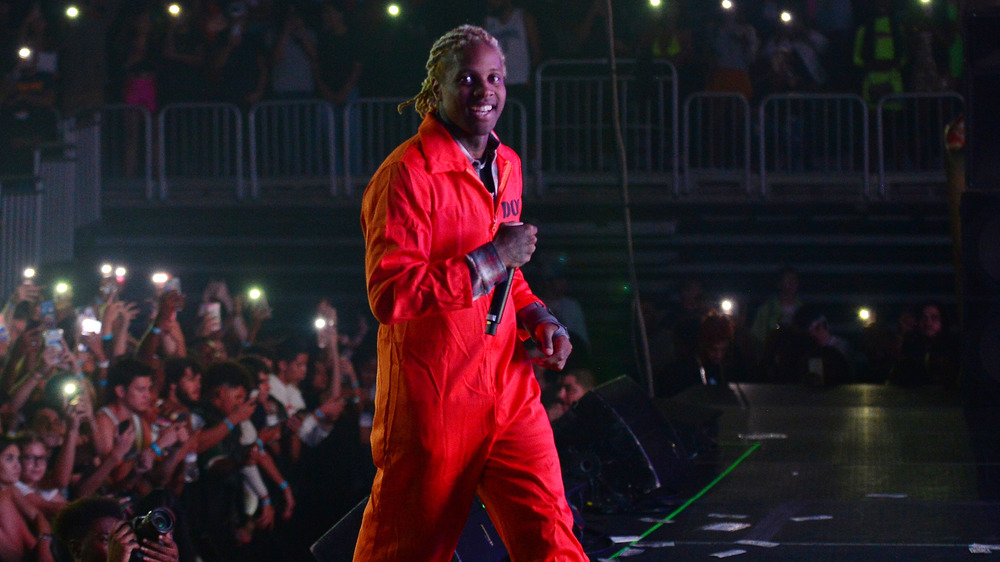 Lil Durk sul palco, sorridente