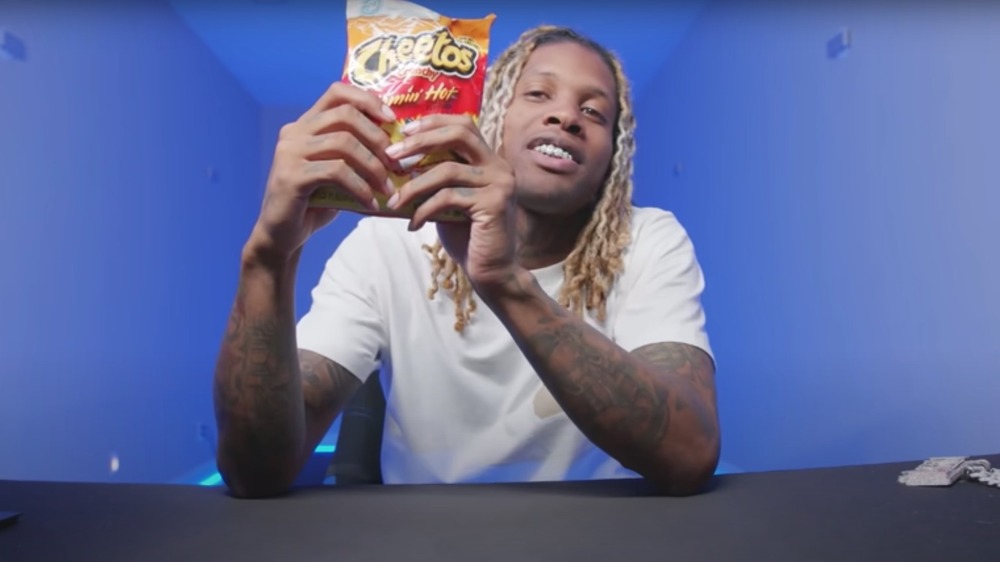 Lil Durk con Flamin Hot Cheetos